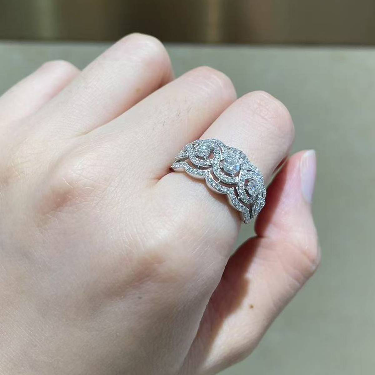 圆包排戒S925银镀白金女戒定制选款主副石莫桑钻0.98ct